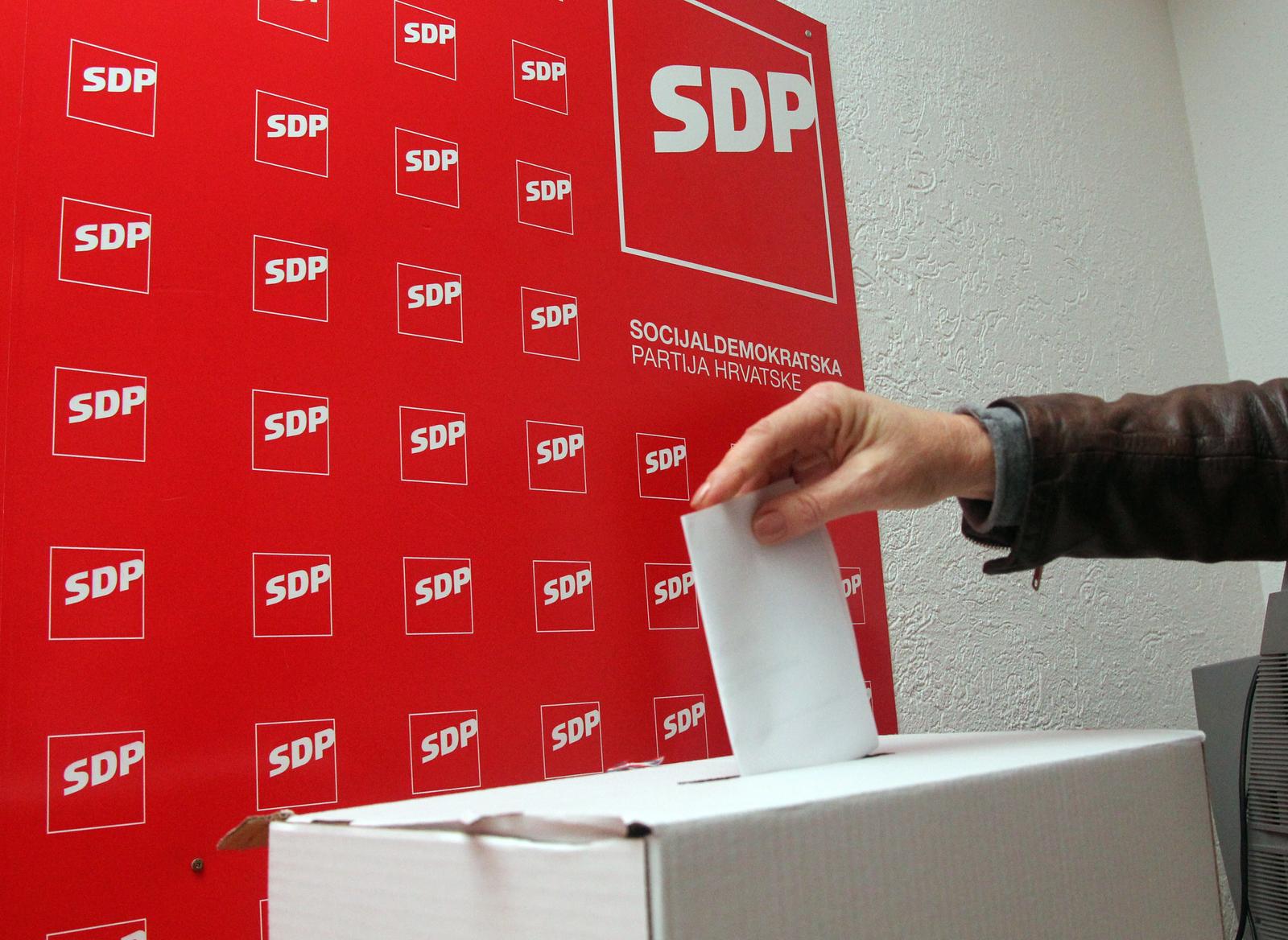 26.11.2016., Sibenik -"nU prostorijama SDP-a u tijeku je glasovanje za izbor novog predsjednika stranke. Za mjesto predsjednika natjecu se Davor Bernardic i Ranko Ostojic."nPhoto: Dusko Jaramaz/PIXSELL