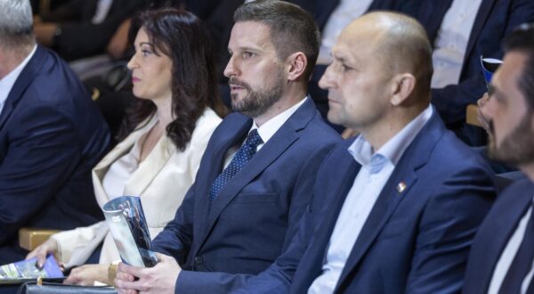 27.04.2025., Osijek - U koncertnoj dvorani Franjo Krezma, Ivan Radic predstavio je izborni program za razdoblje od 2025. do 2029. godine. Predstavljanju programa nazocio je i
Potpredsjednik Vlade Republike Hrvatske i Potpredsjednik Hrvatske demokratske zajednice Ivan Anusic. Photo: Davor Javorovic/PIXSELL