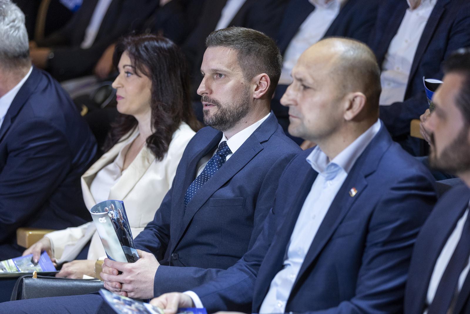 27.04.2025., Osijek - U koncertnoj dvorani Franjo Krezma, Ivan Radic predstavio je izborni program za razdoblje od 2025. do 2029. godine. Predstavljanju programa nazocio je i
Potpredsjednik Vlade Republike Hrvatske i Potpredsjednik Hrvatske demokratske zajednice Ivan Anusic. Photo: Davor Javorovic/PIXSELL