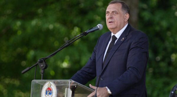 27.04.2025., Spomen-podrucje Donja Gradina, Kozarska Dubica (BiH) - U memorijalnom kompleksu Donja Gradina obiljezava se "Dan sjecanja na zrtve genocida nad Srbima, Jevrejima i Romima u Nezavisnoj Držzvi Hrvatskoj i 80 godina od proboja logorasa iz koncentracionog logora Jasenovac”. Obiljezavanju prisustvuju predsdjednik Srbije Aleksandar Vucic, predsjednik RS Milorad Dodik, predsjednik NSRS Nenad Stevandic, premijer RS Radovan Viskovic,  kao i mnoge visoke zvanice iz RS, Srbije, regiona i svijeta.  Photo: Dejan Rakita/PIXSELL