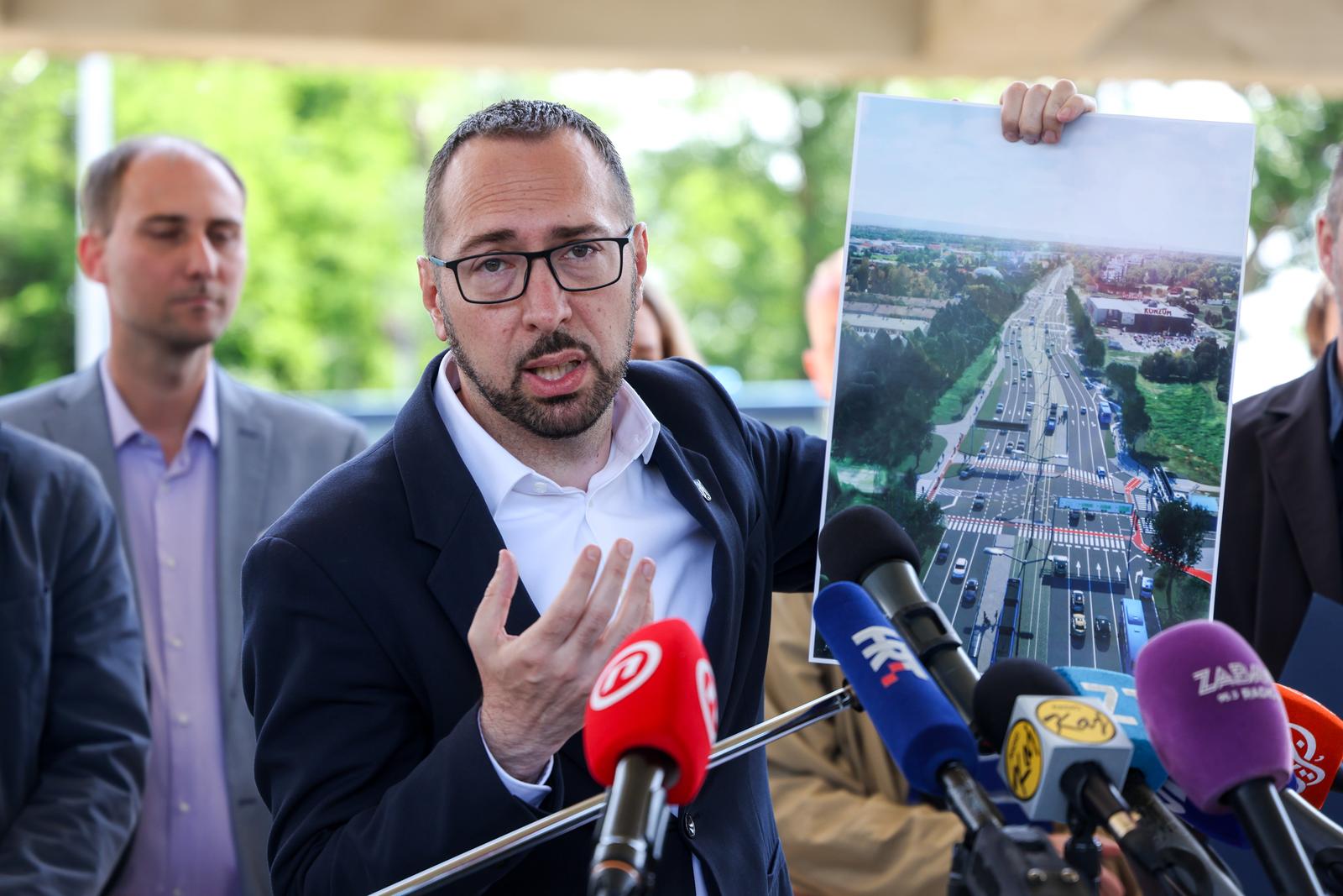 27.05.2025., Zagreb - Obilazak radova na prosirenju tramvajske zone te izgradnji prometnice na Sarajevskoj cesti. gradonacelnik Zagreba Tomislav Tomasevic Photo: Igor Kralj/PIXSELL