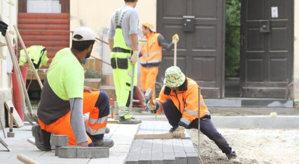 28.04.2025., Karlovac - Zbog radova na aglomeraciji u karlovackoj staroj jezgri brojnim stanarima donjeli su probleme. Neke kuce su potpuno unistene pa ih od urusavanja stite potporni stupovi, na novoizgradenim zgradama zbog postavljanja talbi popucali vanjski i unutarnji zidovi Photo: Kristina Stedul Fabac/PIXSELL