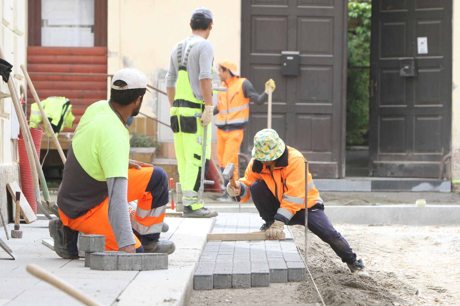 28.04.2025., Karlovac - Zbog radova na aglomeraciji u karlovackoj staroj jezgri brojnim stanarima donjeli su probleme. Neke kuce su potpuno unistene pa ih od urusavanja stite potporni stupovi, na novoizgradenim zgradama zbog postavljanja talbi popucali vanjski i unutarnji zidovi Photo: Kristina Stedul Fabac/PIXSELL