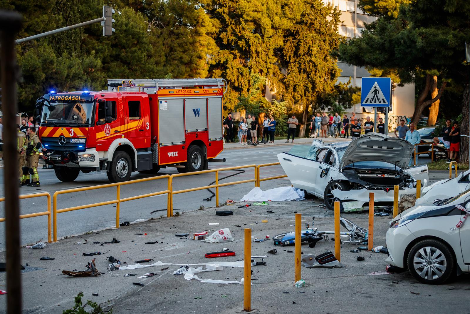 28.05.2025., Split.  - Na krizanju Ulice Slobode i Velebitske Ulice dogodila se teska prometna nesreca sa smrtnim slucejem. Vozac auta koji je upravljao Teslom 3 prosao je sa laksim ozljedama. Photo: Zvonimir Barisin/PIXSELL