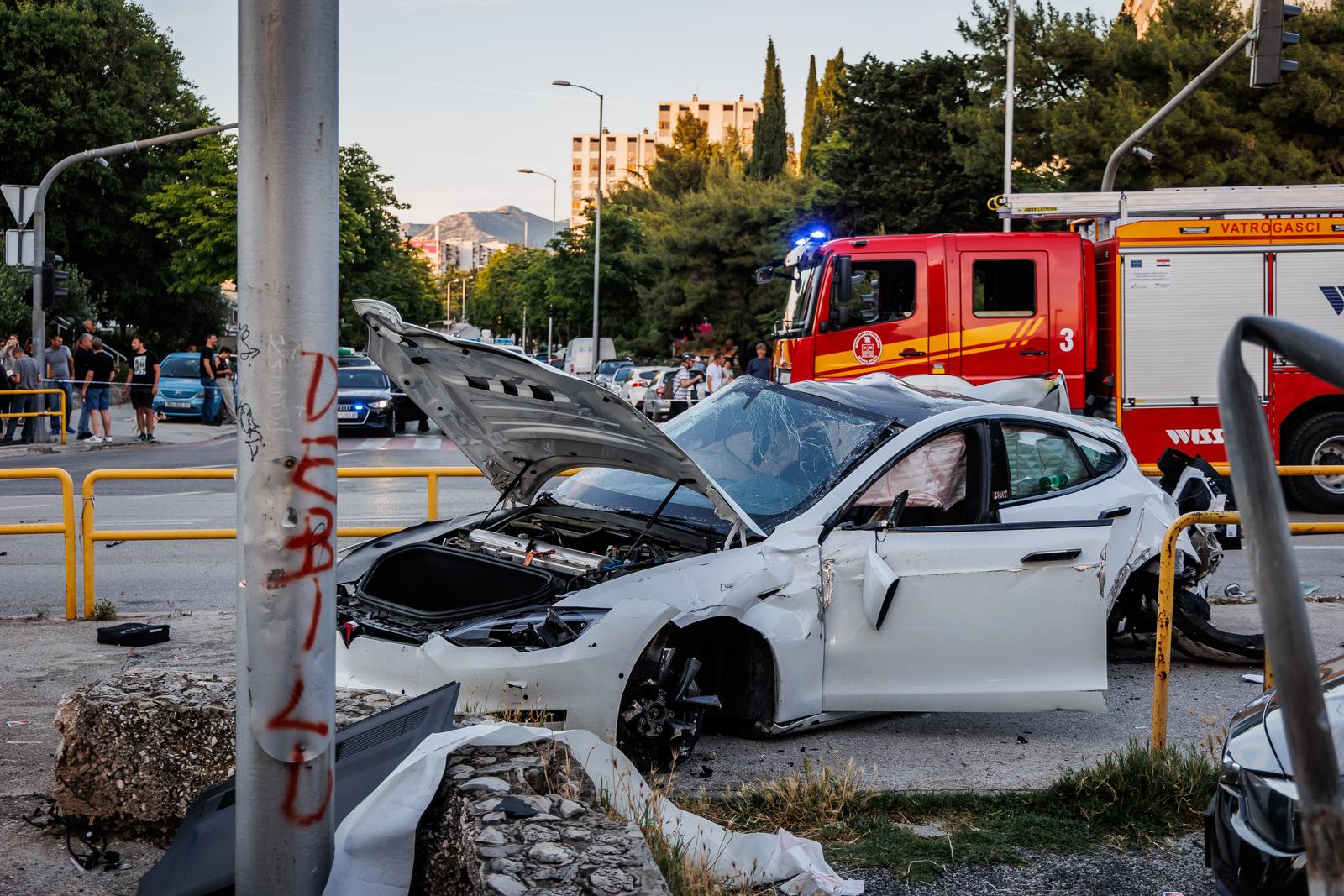28.05.2025., Split.  - Na krizanju Ulice Slobode i Velebitske Ulice dogodila se teska prometna nesreca sa smrtnim slucejem. Vozac auta koji je upravljao Teslom 3 prosao je sa laksim ozljedama. Photo: Zvonimir Barisin/PIXSELL
