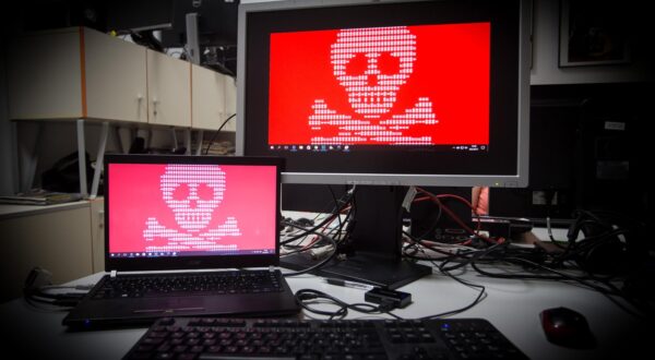 28.06.2017., Zagreb - Ransomware Petya napada racunala sirom svijeta, o koristi istu ranjivost Windowsa kao i ransomware WannaCry koji je internetom harao prije mjesec dana. rijec je o zlonamjernom programu koji sifrira datoteke na racunalu te one korisniku postaju nedostupne sve dok kriminalcima ne plate trazenu svotu za kljuc kojim ce svoje podatke desifrirati. r"nPhoto: Davor Puklavec/PIXSELL