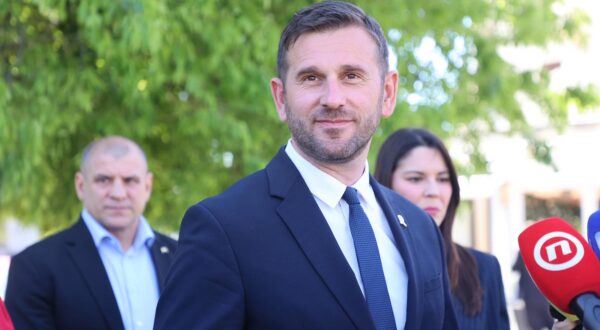 29.04.2025., Split - Predstavnici HDZ-a predali potpise za kandidaturu Tomislava Sute za gradonacelnika Splita te listu za Gradsko vijece za nadolazece lokalne izbore. Tomislav Suta Photo: Ivana Ivanovic/PIXSELL