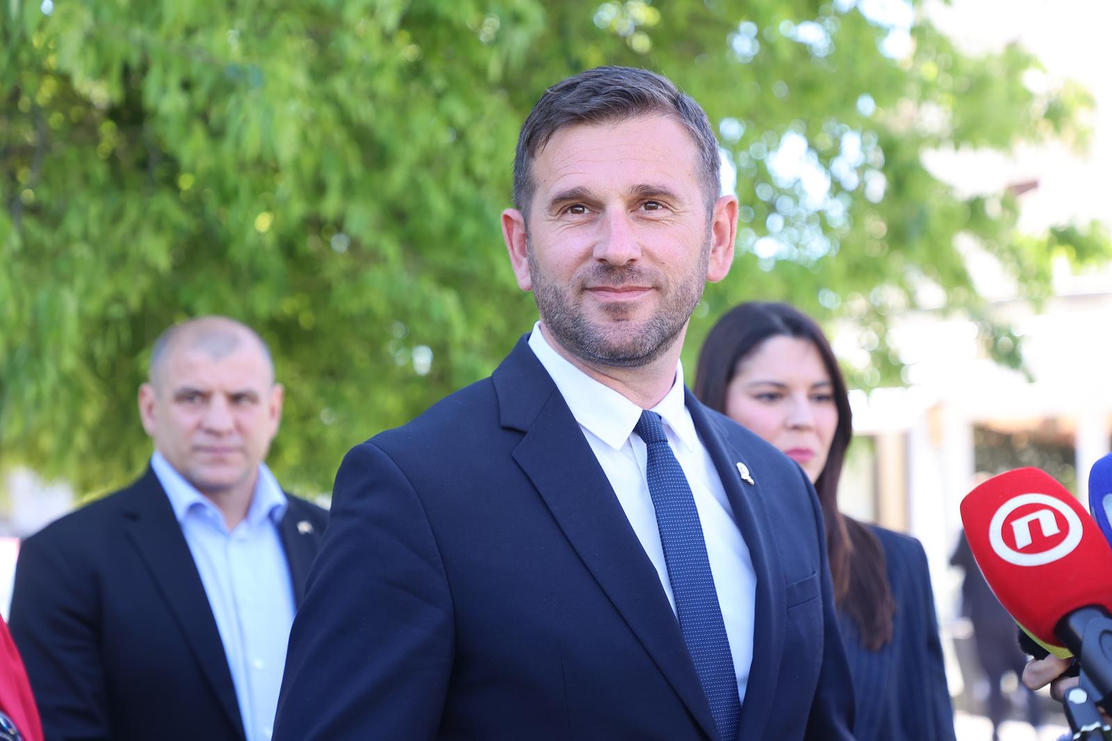 29.04.2025., Split - Predstavnici HDZ-a predali potpise za kandidaturu Tomislava Sute za gradonacelnika Splita te listu za Gradsko vijece za nadolazece lokalne izbore. Tomislav Suta Photo: Ivana Ivanovic/PIXSELL
