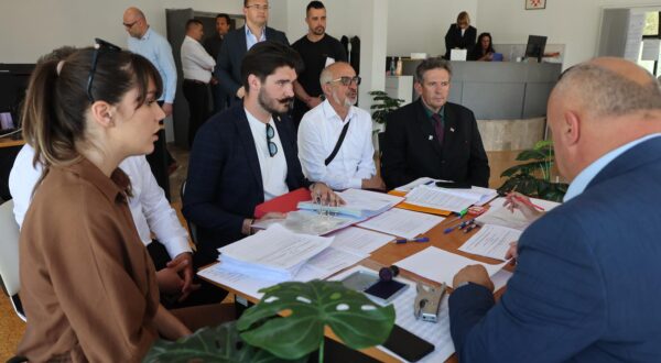 29.04.2025., Split - Kandidat Mosta za gradonacelnika Splita Franko Kelam predao je potpise za kandidaturu za gradonacelnika Splita. Photo: Ivana Ivanovic/PIXSELL