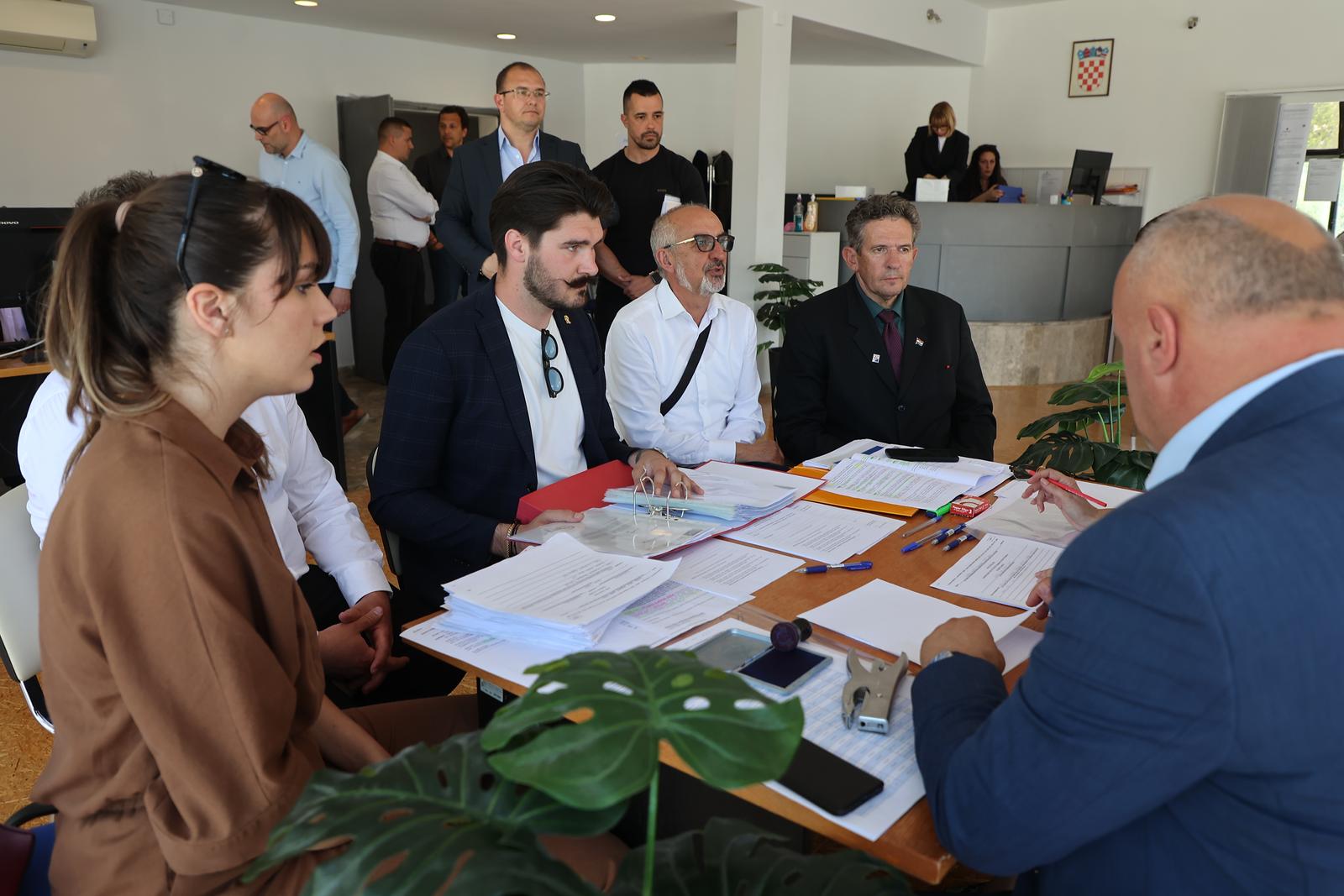 29.04.2025., Split - Kandidat Mosta za gradonacelnika Splita Franko Kelam predao je potpise za kandidaturu za gradonacelnika Splita. Photo: Ivana Ivanovic/PIXSELL