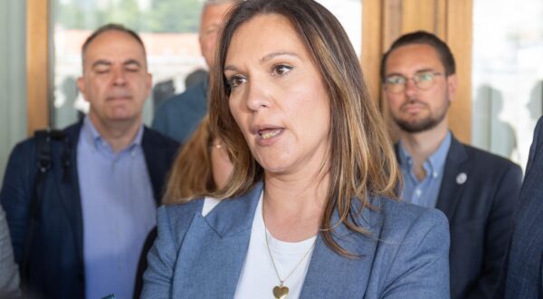 29.04.2025., Zgrada suda, Dubrovnik - Kandidatkinja za gradonacelnicu Anita Bonacic Obradovic i kandidat za zupana Marko Giljaca dosli su predati potpise podrske za svoje kandidature.  Podrsku je dosla dati i Sandra Bencic.
 Photo: Grgo Jelavic/PIXSELL