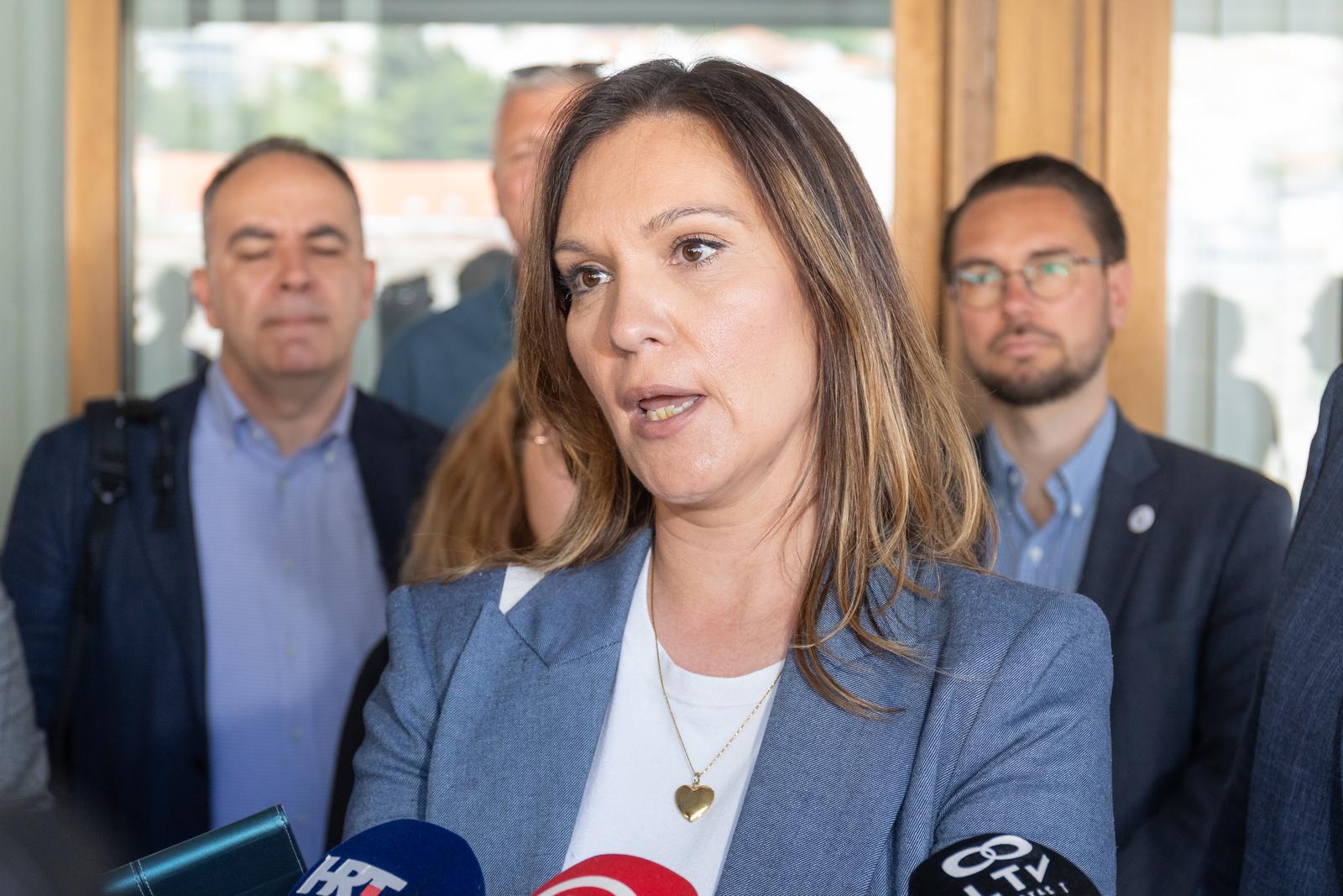 29.04.2025., Zgrada suda, Dubrovnik - Kandidatkinja za gradonacelnicu Anita Bonacic Obradovic i kandidat za zupana Marko Giljaca dosli su predati potpise podrske za svoje kandidature.  Podrsku je dosla dati i Sandra Bencic.
 Photo: Grgo Jelavic/PIXSELL