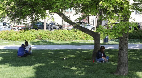 29.04.2025., Zagreb - Gradska svakodnevnica na zagrebackim ulicama. Toplo i suncano poslijepodne pozvalo je gradjane da se opuste na zelenim povrsinama. Photo: Lucija Tomic Bobas/PIXSELL