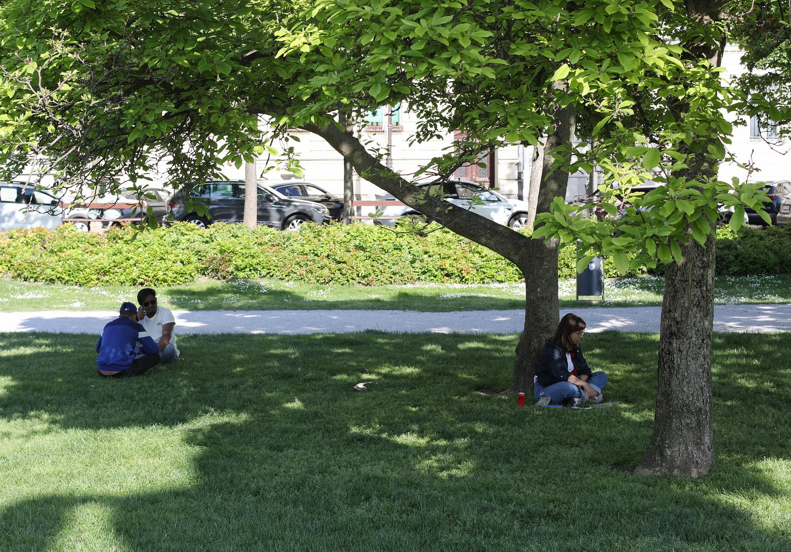 29.04.2025., Zagreb - Gradska svakodnevnica na zagrebackim ulicama. Toplo i suncano poslijepodne pozvalo je gradjane da se opuste na zelenim povrsinama. Photo: Lucija Tomic Bobas/PIXSELL