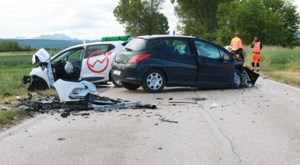 29.5.2025., Sinj - Na cesti Sinj - Otok jutros se dogodila prometna nesreca u kojoj je sudjelovalo cetiri automobila, a pet osoba je ozlijedjeno. Cesta je zatvorena za sav promet. Photo: Sasa Tadinac/PIXSELL