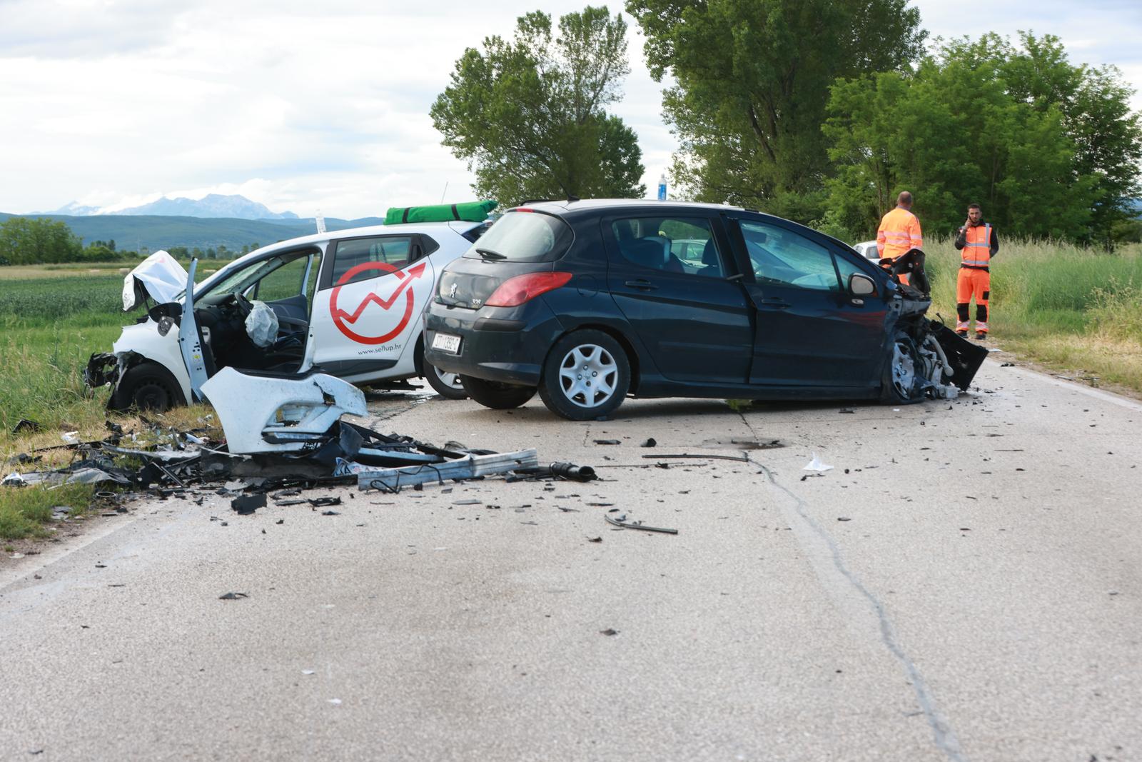29.5.2025., Sinj - Na cesti Sinj - Otok jutros se dogodila prometna nesreca u kojoj je sudjelovalo cetiri automobila, a pet osoba je ozlijedjeno. Cesta je zatvorena za sav promet. Photo: Sasa Tadinac/PIXSELL