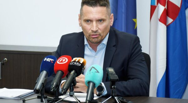29.05.2025., Sisak - Konferencija za medije na kojoj je sisacki gradonacelnik Domagoj Orlic govorio o zatecenom financijskom stanju u Sisku.
Photo: Nikola Cutuk/PIXSELL Photo: Nikola Cutuk/PIXSELL