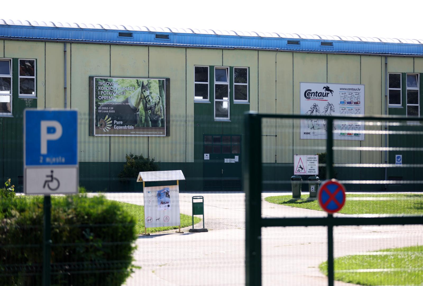 30.04.2025., Zagreb - Predstavnici medija ispred Hipodroma protiv čijeg je ravnatelja podnesena kaznena prijava Photo: Igor Kralj/PIXSELL