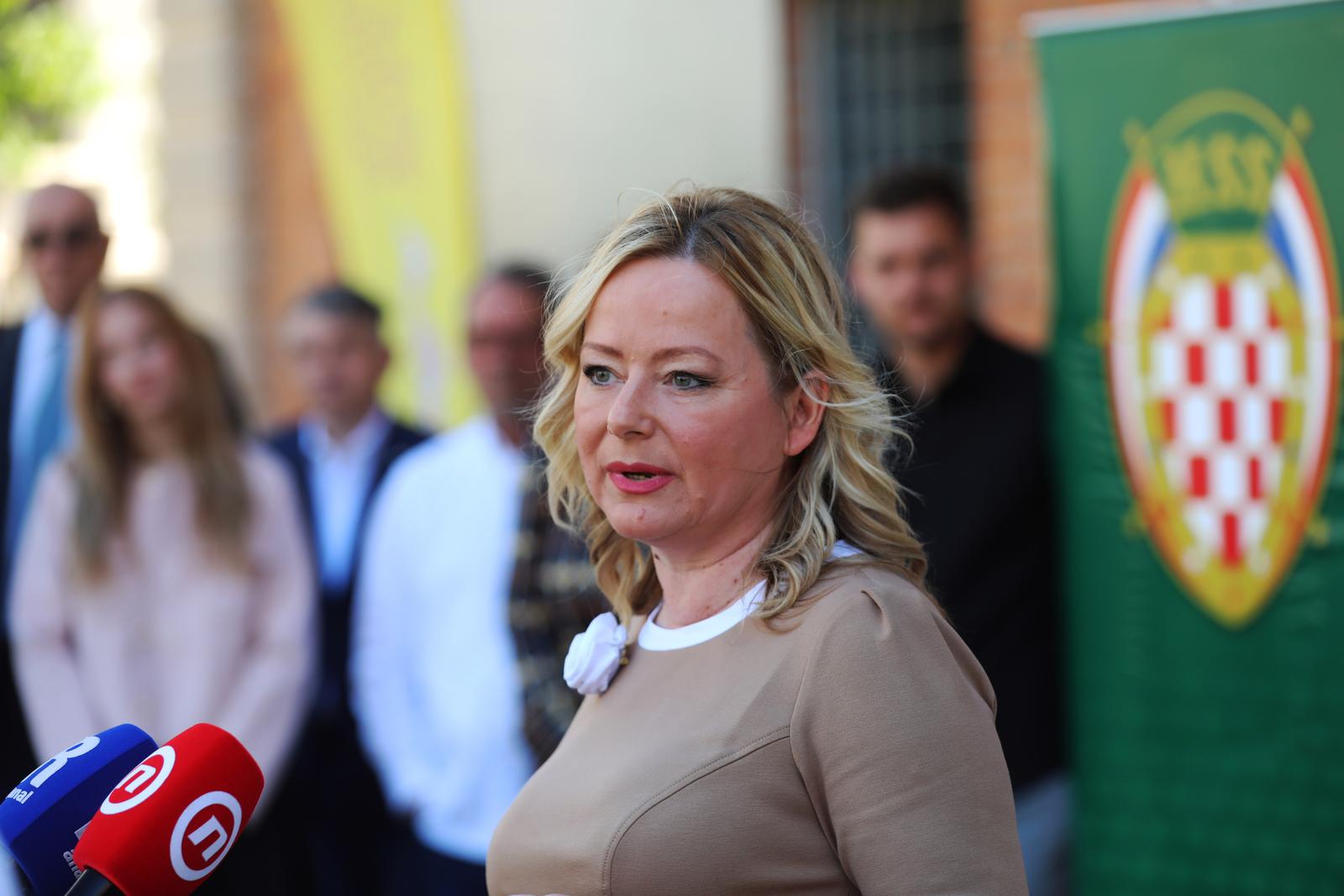 30.04.2025., Rijeka - Kandidatkinja SDP-a za gradonacelnicu Sandra Krpan predstavila je svoje zamjenike Gorana Palcevskog i Anu Troselj, te clanove kandidacijske liste koalicije SDP, PGS, IDS, HSS, SDSS i Listre za Rijeku. Photo: Goran Kovacic/PIXSELL
