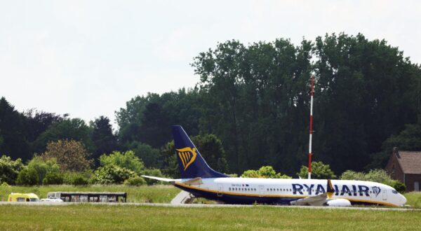 The Ryanair airplane, coming from Porto, pictured at the runway after a bomb threat in the airplane at the Brussels South Charleroi Airport (BSCA) in Gosselies, Charleroi, on Tuesday 13 May 2025. According to the first information an airplane is being searched, the runway has been closed and operations suspended.
 BELGA PHOTO VIRGINIE LEFOUR Photo: VIRGINIE LEFOUR/BELGA
