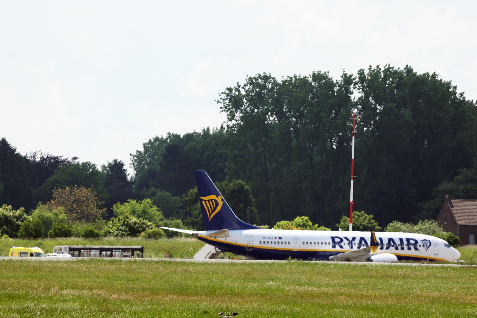 The Ryanair airplane, coming from Porto, pictured at the runway after a bomb threat in the airplane at the Brussels South Charleroi Airport (BSCA) in Gosselies, Charleroi, on Tuesday 13 May 2025. According to the first information an airplane is being searched, the runway has been closed and operations suspended.
 BELGA PHOTO VIRGINIE LEFOUR Photo: VIRGINIE LEFOUR/BELGA