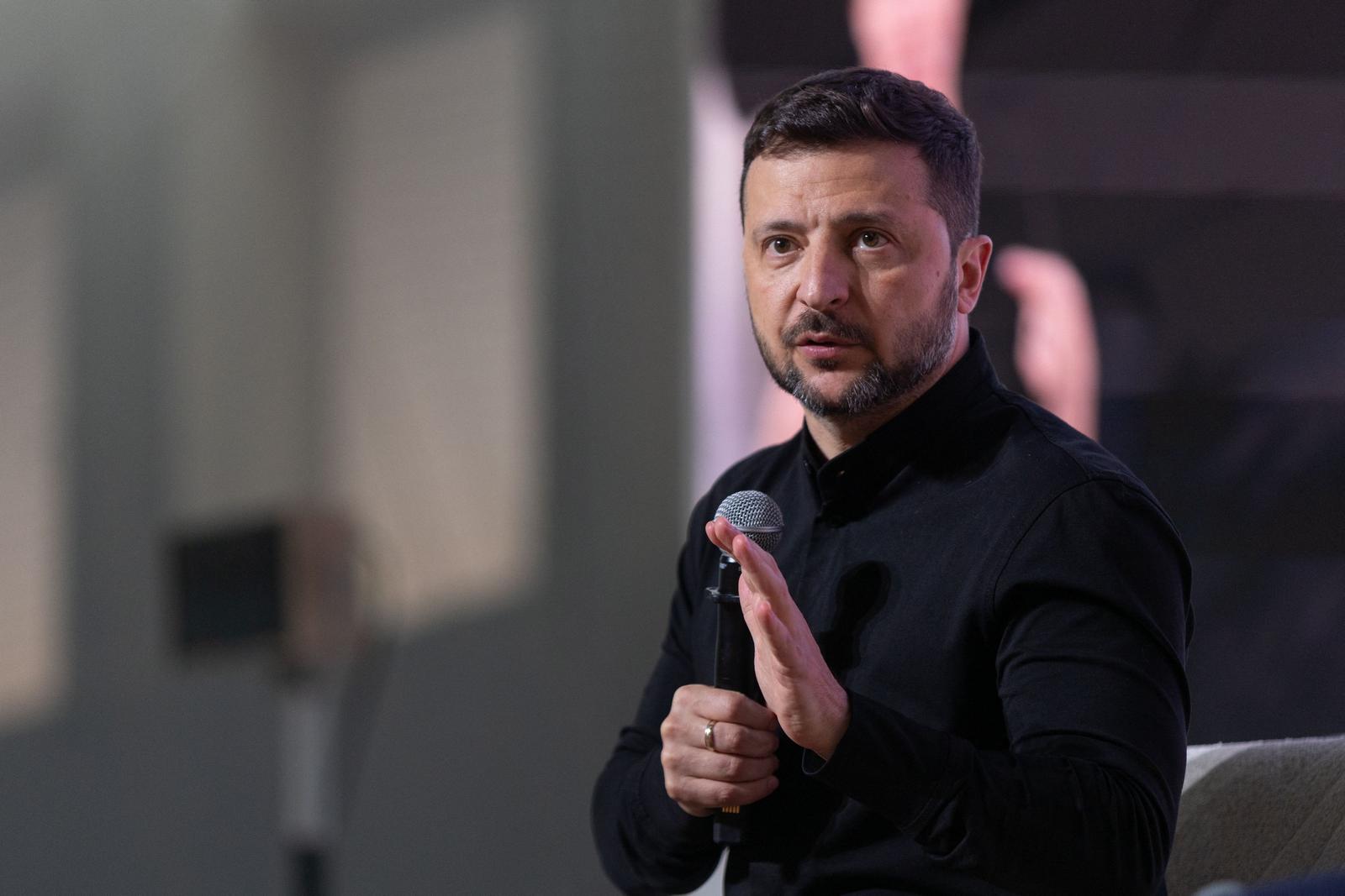 Le président Volodymyr Zelensky participe au Forum Innovation et développement dans le sport en temps de guerre à Kiev, le 21 mai 2025. L'événement s'est tenu à l'Université nationale d'éducation physique et des sports d'Ukraine (NUPESU), qui célèbre son 95e anniversaire cette année. © Ukraine Presidency / Bestimage President of Ukraine Volodymyr Zelenskyy took part in the forum “Innovation and Development in Sports During Wartime.” The event was held at the National University of Physical Education and Sport of Ukraine (NUPESU), which marks its 95th anniversary this year. Photo: Ukraine Presidency via Bestimage/BESTIMAGE