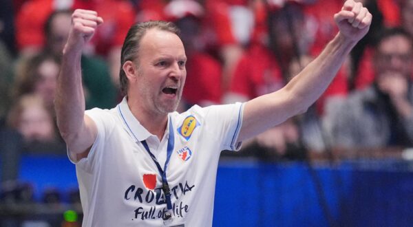 02 February 2025, Norway, Oslo: Handball: World Championship, Croatia - Denmark, Final round, Final, Unity Arena, Croatia's coach Dagur Sigurdsson cheers. Photo: Soeren Stache/dpa Photo: Soeren Stache/DPA