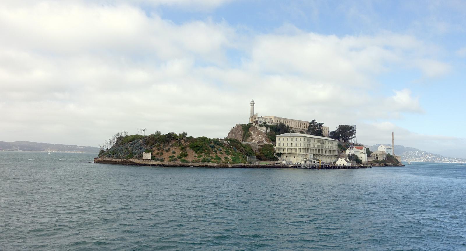 View of Alcatraz island in the bay of San Francisco, US, 14 September 2017. The island was first used for a light tower and a fort. In the 1930s, the fort was reconstructed as a prison and was known as the most famous high security prison in the USA between 1934 and 1963. Today, Alcatraz is part of the Golden Gate National Recreation Area and supervised by the US National Park Service, as well as a tourist attraction with over a million visitors each year. - NO WIRE SERVICE - Photo: Alexandra Schuler/dpa /DPA/PIXSELL
