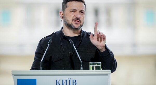 10 May 2025, Ukraine, Kiew: Volodymyr Zelensky, President of Ukraine, gives a press conference in the garden of St. Mary's Palace. Photo: Kay Nietfeld/dpa Photo: Kay Nietfeld/DPA