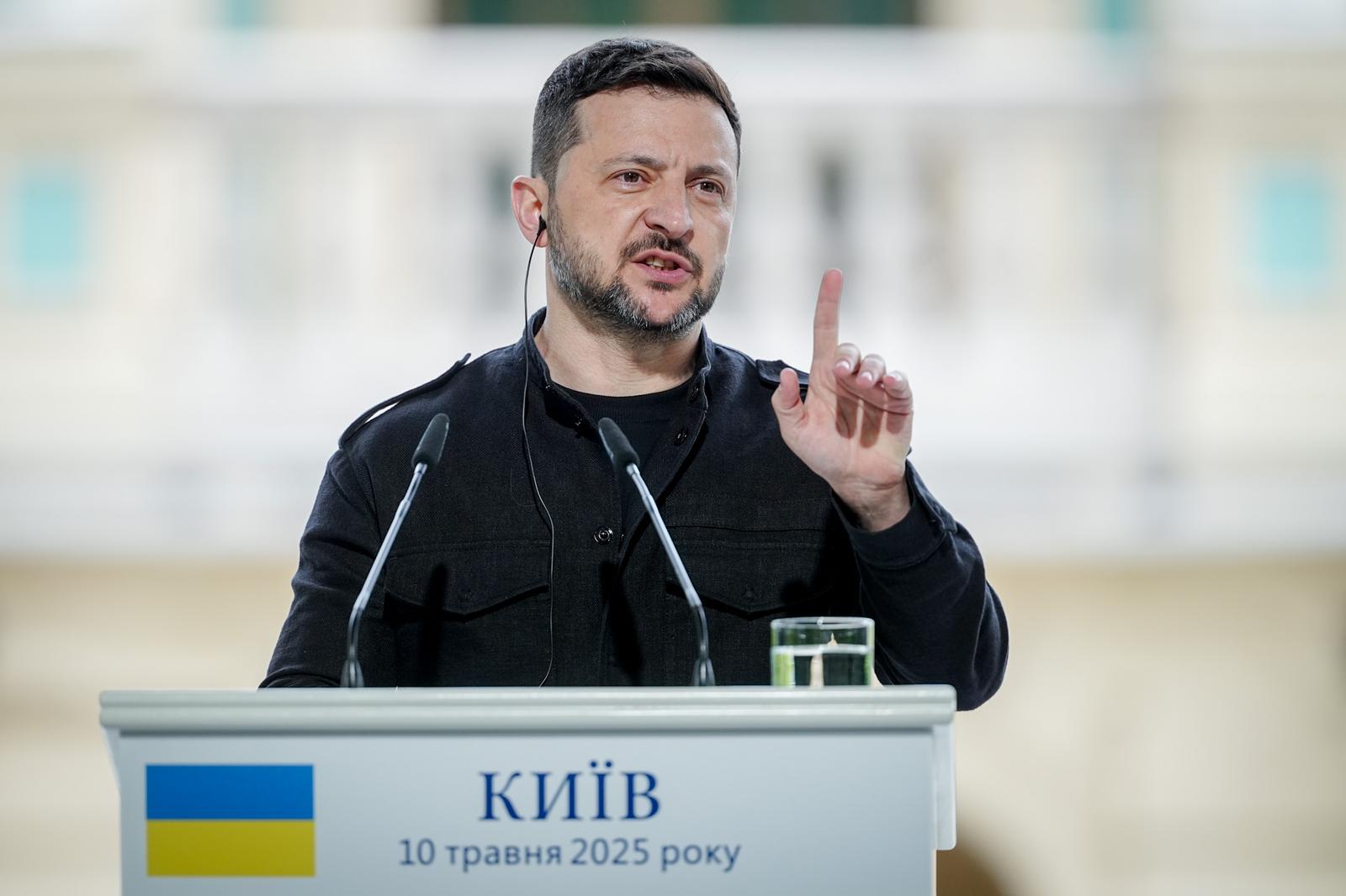 10 May 2025, Ukraine, Kiew: Volodymyr Zelensky, President of Ukraine, gives a press conference in the garden of St. Mary's Palace. Photo: Kay Nietfeld/dpa Photo: Kay Nietfeld/DPA