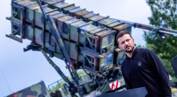 11 June 2024, Mecklenburg-Western Pomerania, ---: Volodymyr Zelenskyi, President of Ukraine, stands in front of the "Patriot" air defense missile system at a military training area during a visit to train Ukrainian soldiers. The international reconstruction conference for Ukraine takes place on June 11 and 12. Photo: Jens Büttner/dpa Photo: Jens Büttner/DPA