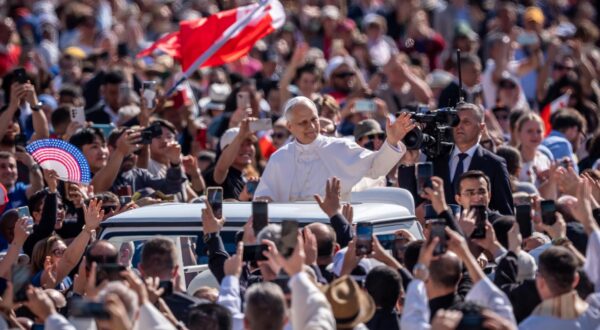 18 May 2025, Vatican, Vatikanstadt: The new Pope Leo XIV arrives in St. Peter's Square for his inauguration. The American Robert Francis Prevost is the first pontiff from the United States. Photo: Michael Kappeler/dpa Photo: Michael Kappeler/DPA