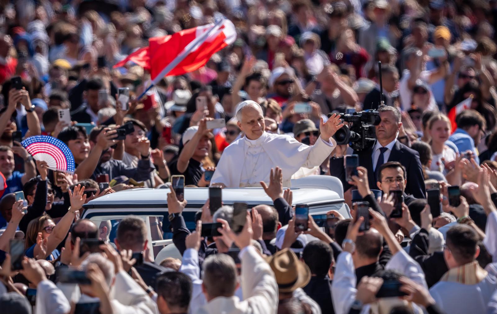 18 May 2025, Vatican, Vatikanstadt: The new Pope Leo XIV arrives in St. Peter's Square for his inauguration. The American Robert Francis Prevost is the first pontiff from the United States. Photo: Michael Kappeler/dpa Photo: Michael Kappeler/DPA
