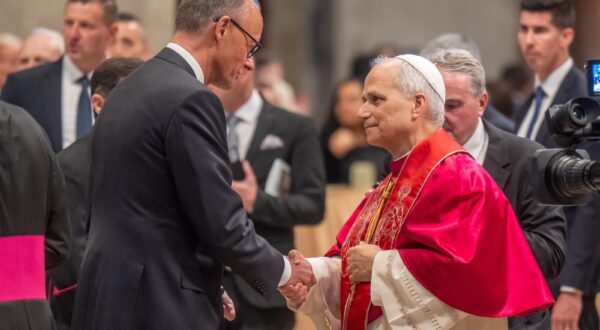18 May 2025, Vatican, Vatikanstadt: The new Pope Leo XIV greets German Chancellor Friedrich Merz (CDU) after his inauguration in St. Peter's Square. The US-American Robert Francis Prevost is the first pontiff from the United States. Photo: Michael Kappeler/dpa Photo: Michael Kappeler/DPA