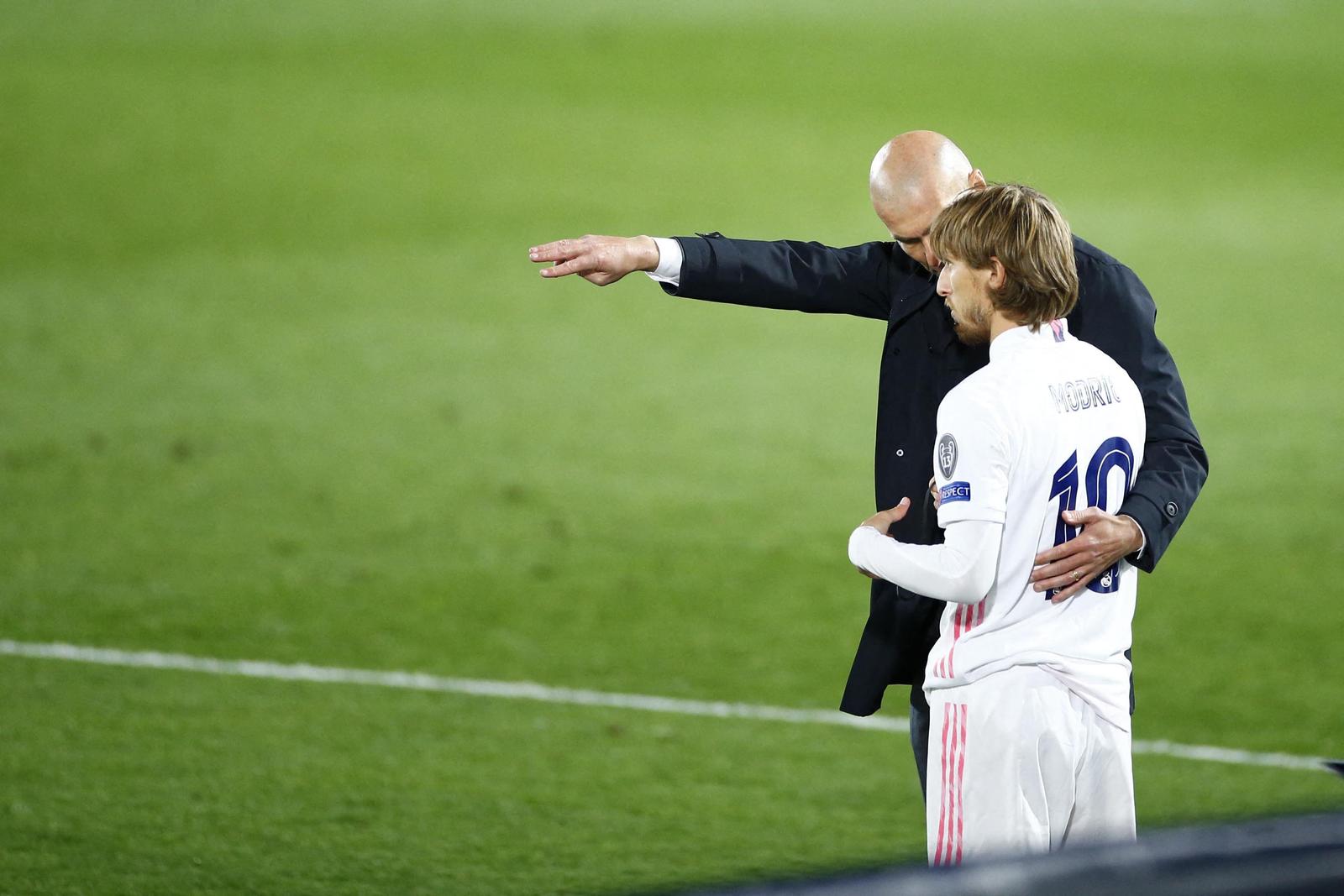 ESP, UEFA CL, Real Madrid vs Inter Mailand 03.11.2020, Estadio Santiago Bernabeu, Madrid, ESP, UEFA CL, Real Madrid vs Inter Mailand, Gruppe B, im Bild zidane (zinedine), modric (luka) // during the UEFA Champions League group B match between Real Madrid and Inter Mailand at the Estadio Santiago Bernabeu in Madrid, Spain on 2020/11/03. EXPA Pictures © 2020, PhotoCredit: EXPA/ Pressesports/ Benjamin Cremelr"nr"n*****ATTENTION - for AUT, SLO, CRO, SRB, BIH, MAZ, POL only***** EXPA/ Pressesports/ Benjamin Cremel