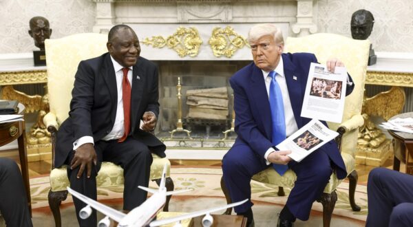 United States President Donald J Trump, right, holds up news articles related to violence in South Africa during a meeting with President Cyril Ramaphosa of South Africa, in the Oval Office of the White House in Washington, DC, USA, 21 May 2025. Ramaphosa’s visit comes one week after Trump claimed there is an on-going genocide in South Africa and granted refugee status to 59 Afrikaners.
Credit: Jim LoScalzo / Pool via CNP/AdMedia Photo: CNP/AdMedia/NEWSCOM