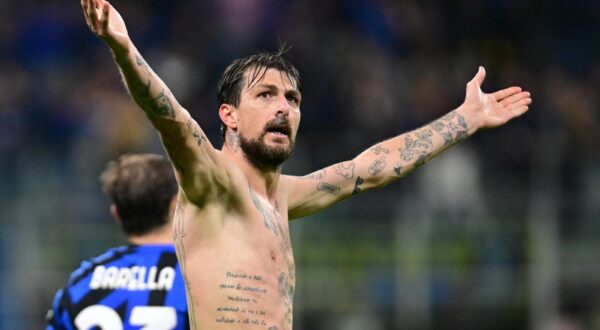 Soccer Football - Champions League - Semi Final - Second Leg - Inter Milan v FC Barcelona - San Siro, Milan, Italy - May 6, 2025 Inter Milan's Francesco Acerbi celebrates scoring their third goal REUTERS/Daniele Mascolo Photo: Daniele Mascolo/REUTERS