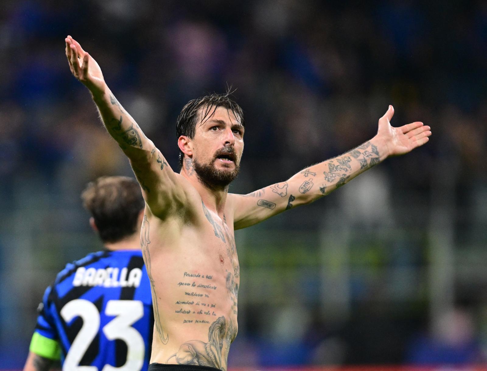 Soccer Football - Champions League - Semi Final - Second Leg - Inter Milan v FC Barcelona - San Siro, Milan, Italy - May 6, 2025 Inter Milan's Francesco Acerbi celebrates scoring their third goal REUTERS/Daniele Mascolo Photo: Daniele Mascolo/REUTERS