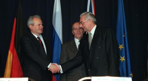 Der serbische Präsident Slobodan Milosevic (l) und sein kroatischer Amtskollege Franjo Tudjman (r) schütteln sich die Hände. Dazwischen der bosnische Präsident Alija Izetbegovic. Kurz vorher hatten sich die Präsidenten der drei Kriegsparteien auf einen Friedensvertrag für Bosnien-Herzegowina geeinigt. Das Abkommen soll Anfang Dezember in Paris feierlich unterzeichnet werden. US-Präsident Bill Clinton, der den Verhandlungserfolg bekannt gab, betonte, daß Bosnien nach dem Abkommen als international anerkannter Staat erhalten bleibe. Photo: DPA/PIXSELL