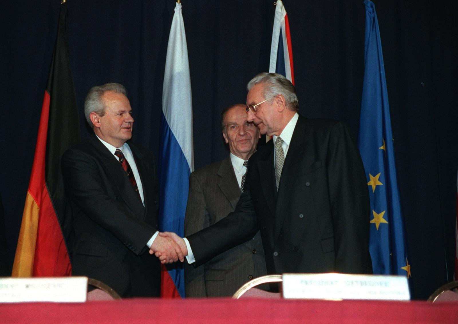 Der serbische Präsident Slobodan Milosevic (l) und sein kroatischer Amtskollege Franjo Tudjman (r) schütteln sich die Hände. Dazwischen der bosnische Präsident Alija Izetbegovic. Kurz vorher hatten sich die Präsidenten der drei Kriegsparteien auf einen Friedensvertrag für Bosnien-Herzegowina geeinigt. Das Abkommen soll Anfang Dezember in Paris feierlich unterzeichnet werden. US-Präsident Bill Clinton, der den Verhandlungserfolg bekannt gab, betonte, daß Bosnien nach dem Abkommen als international anerkannter Staat erhalten bleibe. Photo: DPA/PIXSELL
