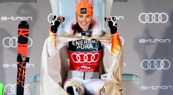 04.01.2022., Zagreb - Dodjela medalja nakon zavrsetka zenskog slaloma Audi FIS Svjetskog skijaskog kupa Snow Queen Trophy 2022. Slovacka skijasica Petra Vlhova pobjednica je slaloma Svjetskog kupa na zagrebackom Sljemenu. Photo: Luka Stanzl/PIXSELL