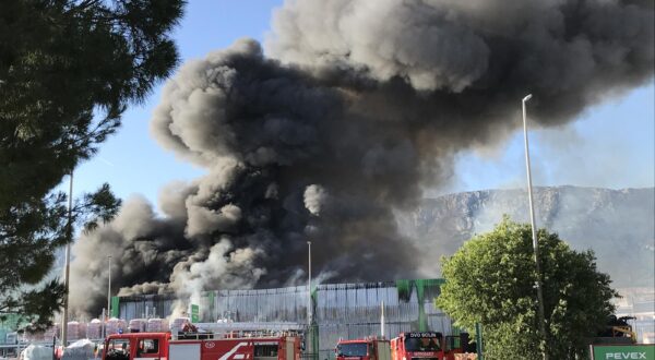 19.05.2025. Kastel - Izbio je požar u Pevex centru u Kaštel Sućurcu, na terenu je velik broj vatrogasaca. Photo: Ivo Cagalj/PIXSELL