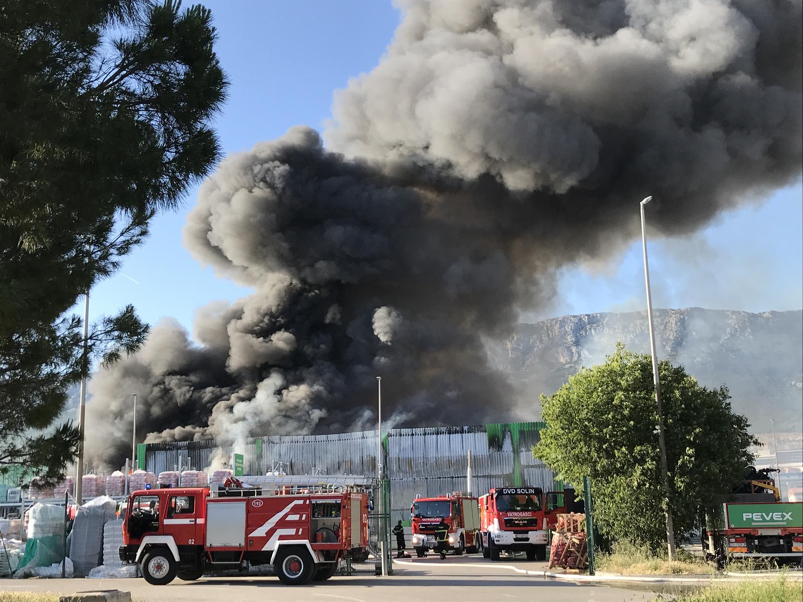 19.05.2025. Kastel - Izbio je požar u Pevex centru u Kaštel Sućurcu, na terenu je velik broj vatrogasaca. Photo: Ivo Cagalj/PIXSELL
