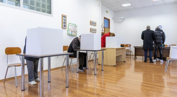 12.01.2025., Pula - Predsjednicki izbori 2024. Na pulskim biralistima gradjani u drugom krugu biraju predsjednika Hrvatske. Photo: Srecko Niketic/PIXSELL