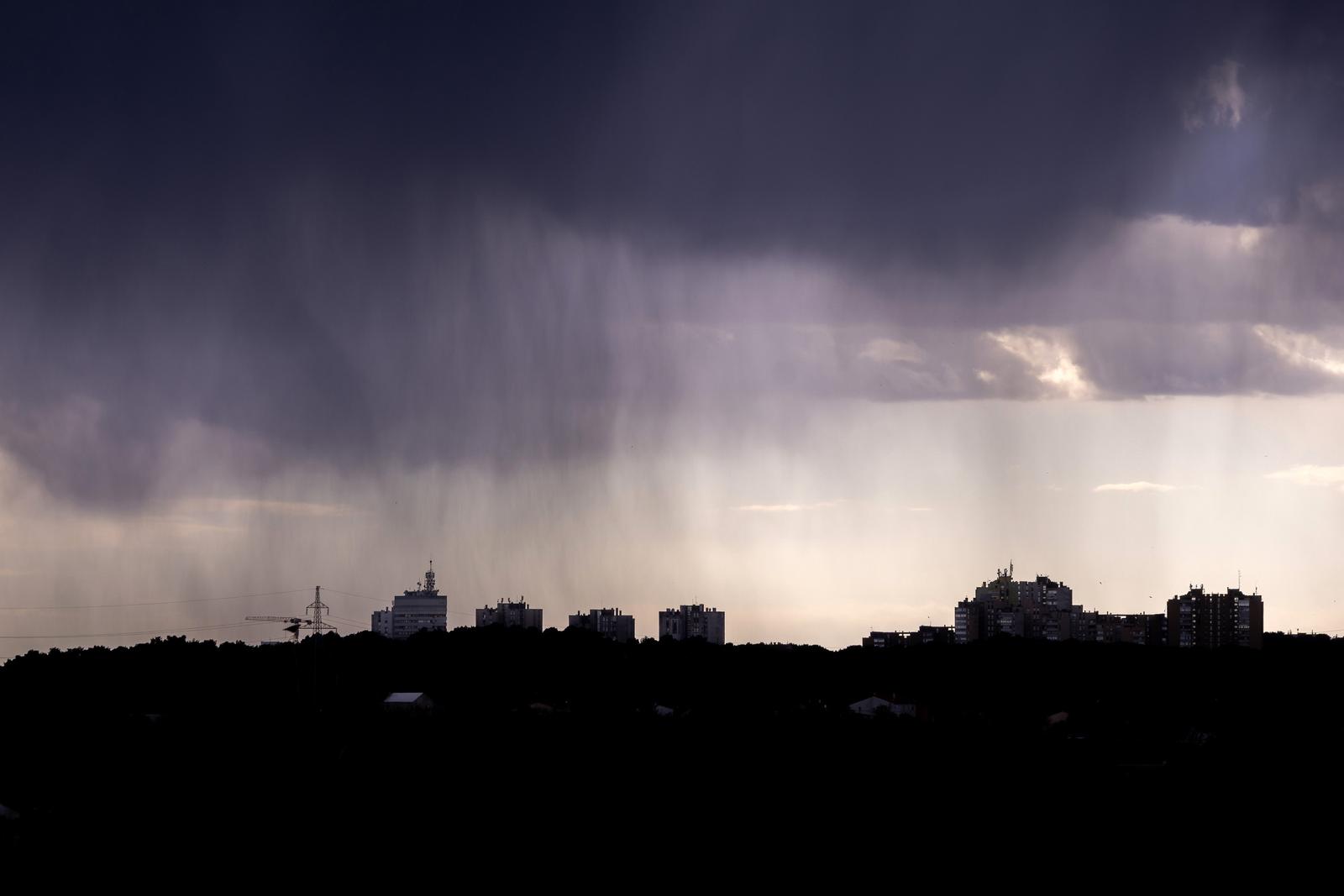 31.03.2025., Pula - U Puli je danas bilo promjenjivo vrijeme. Od suncanog dana kao stvorenog za obilazak Pule i uzivanje na otvorenom do nagle naoblake s pljuskom. Photo: Srecko Niketic/PIXSELL