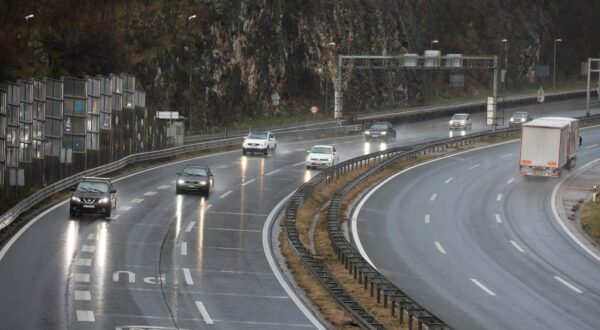 05.01.2024., Rijeka - Zbog kise su mokri i skliski kolnici te je potreban oprez u voznji na autocestama A6 i A7. Photo: Goran Kovacic/PIXSELL