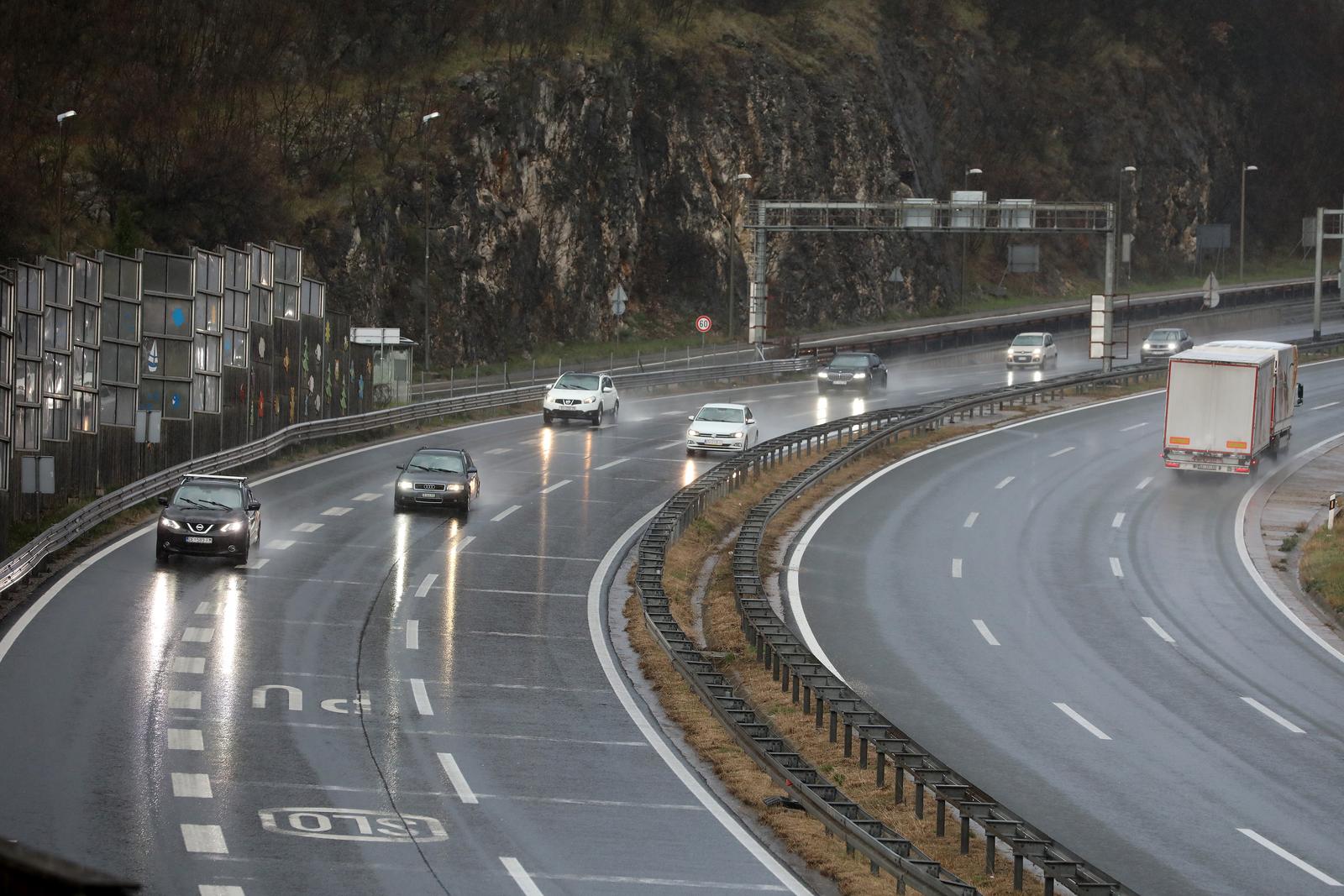 05.01.2024., Rijeka - Zbog kise su mokri i skliski kolnici te je potreban oprez u voznji na autocestama A6 i A7. Photo: Goran Kovacic/PIXSELL
