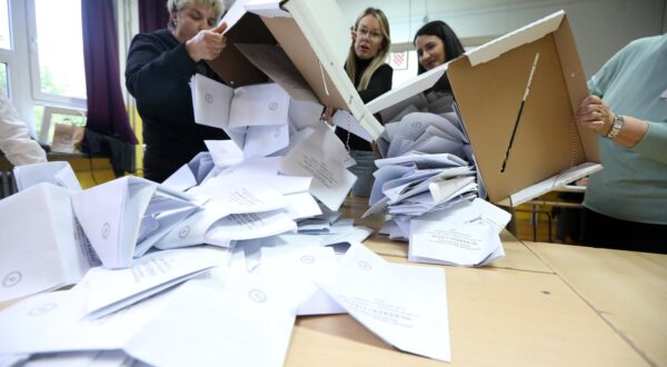 17.04.2024., Sibenik - Otvaranje birackih kutija na birackom mjestu.  Photo: Dusko Jaramaz/PIXSELL