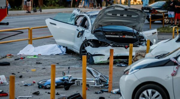 28.05.2025., Split.  - Na krizanju Ulice Slobode i Velebitske Ulice dogodila se teska prometna nesreca sa smrtnim slucejem. Vozac auta koji je upravljao Teslom 3 prosao je sa laksim ozljedama. Photo: Zvonimir Barisin/PIXSELL