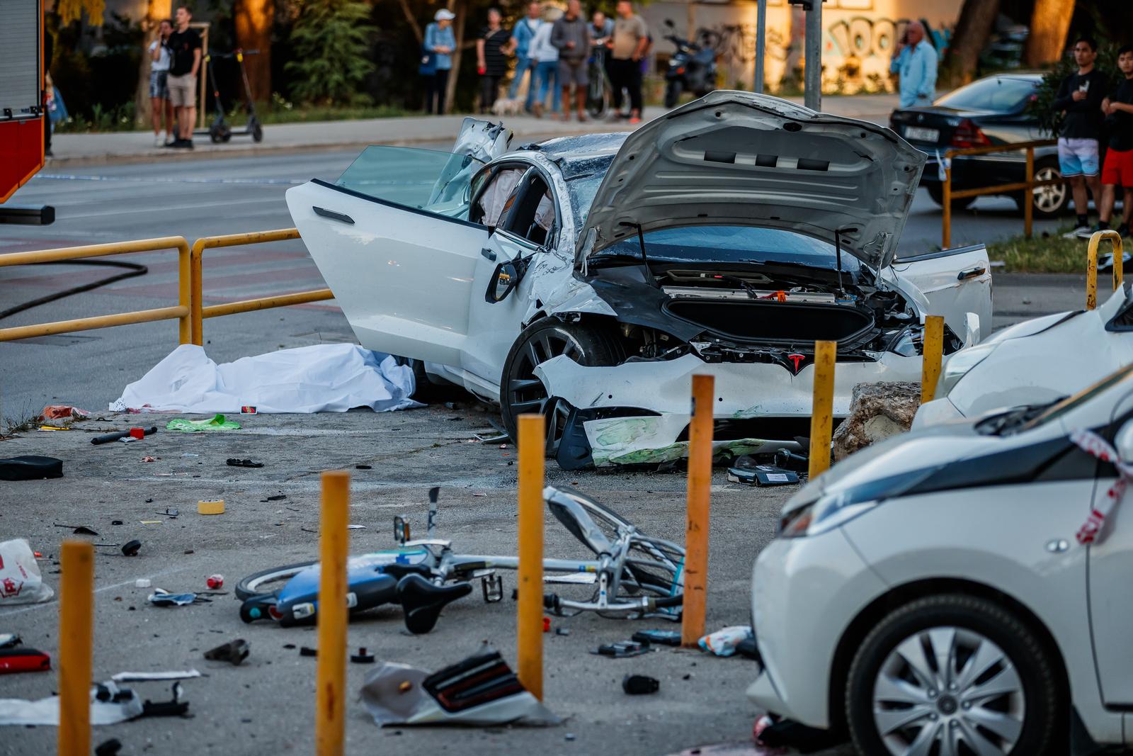 28.05.2025., Split.  - Na krizanju Ulice Slobode i Velebitske Ulice dogodila se teska prometna nesreca sa smrtnim slucejem. Vozac auta koji je upravljao Teslom 3 prosao je sa laksim ozljedama. Photo: Zvonimir Barisin/PIXSELL